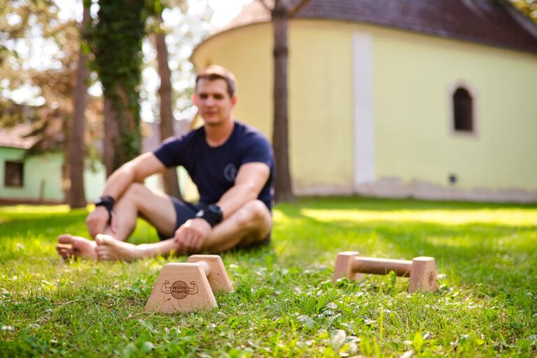 Sitzen hinter Parallettes