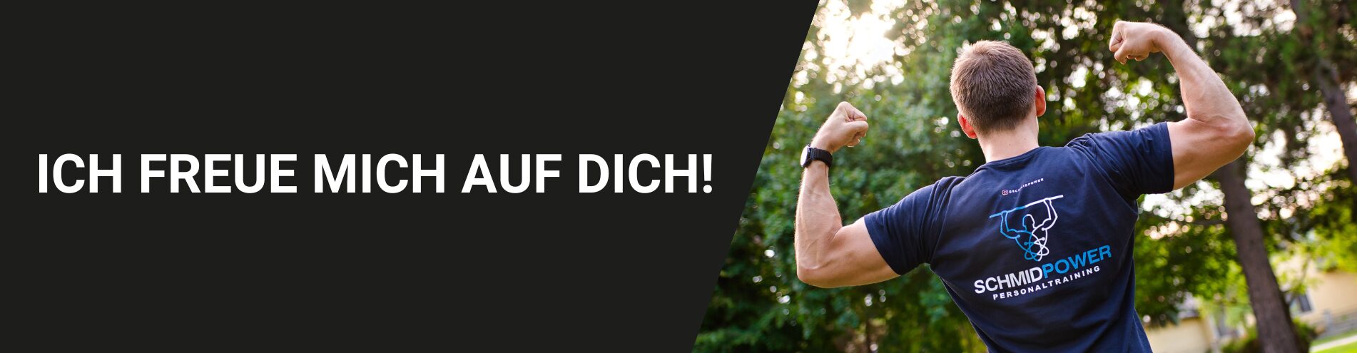 Calisthenics Trainer von hinten mit geflexten Armen